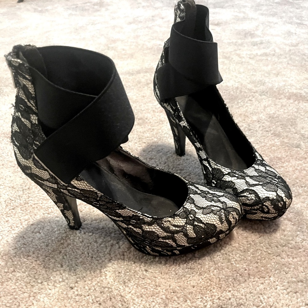 Madeline Adora Lace Black & White Pumps in Mushroom Sz 8 Rare